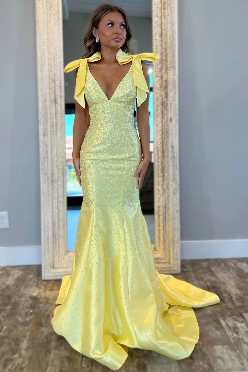 Charming Mermaid V-Neck Yellow Long Beaded Prom Dress with Bowknot - Image 2