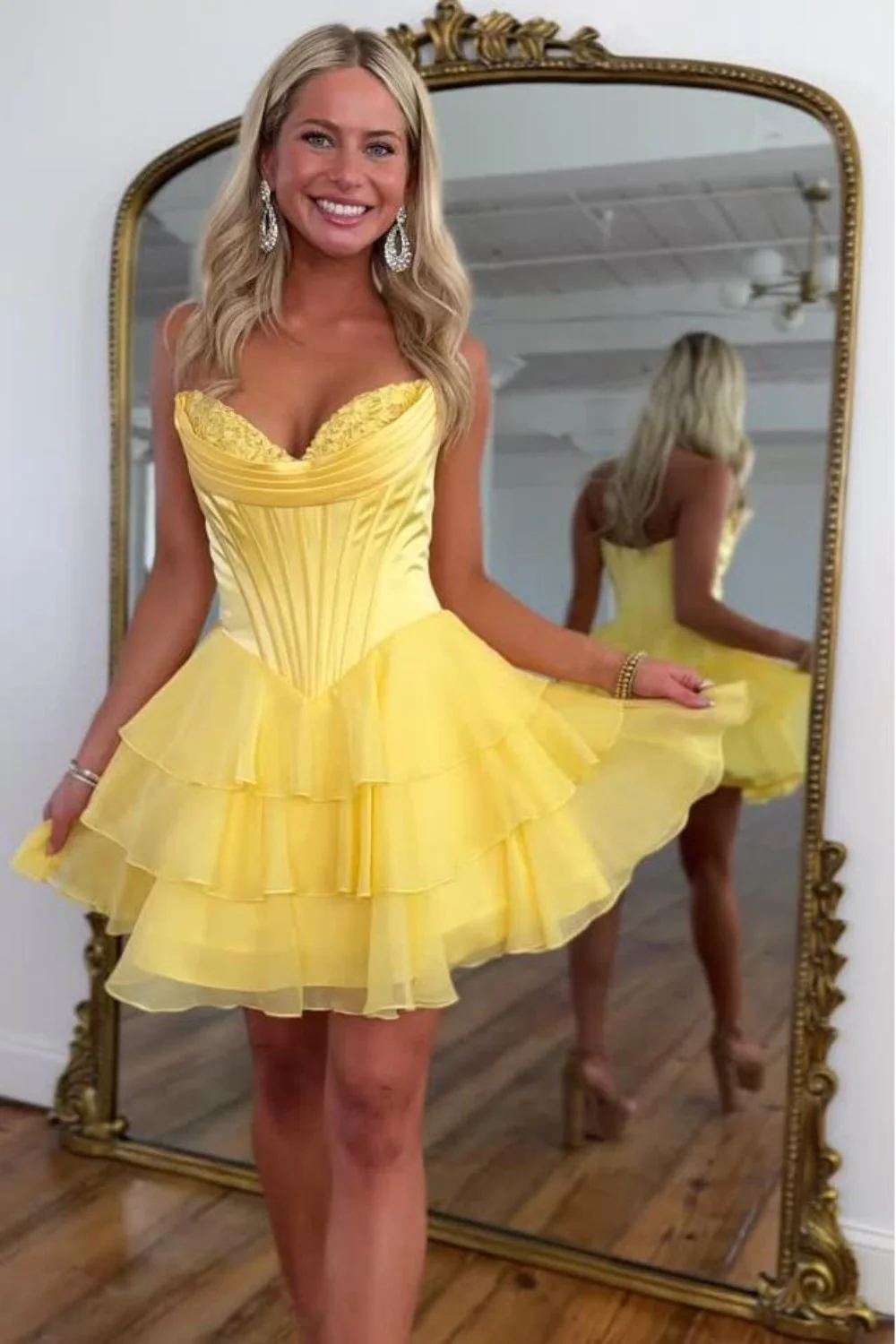 Elegant A-Line Sweetheart Short Tiered Chiffon Skirt Homecoming Dress - Image 3