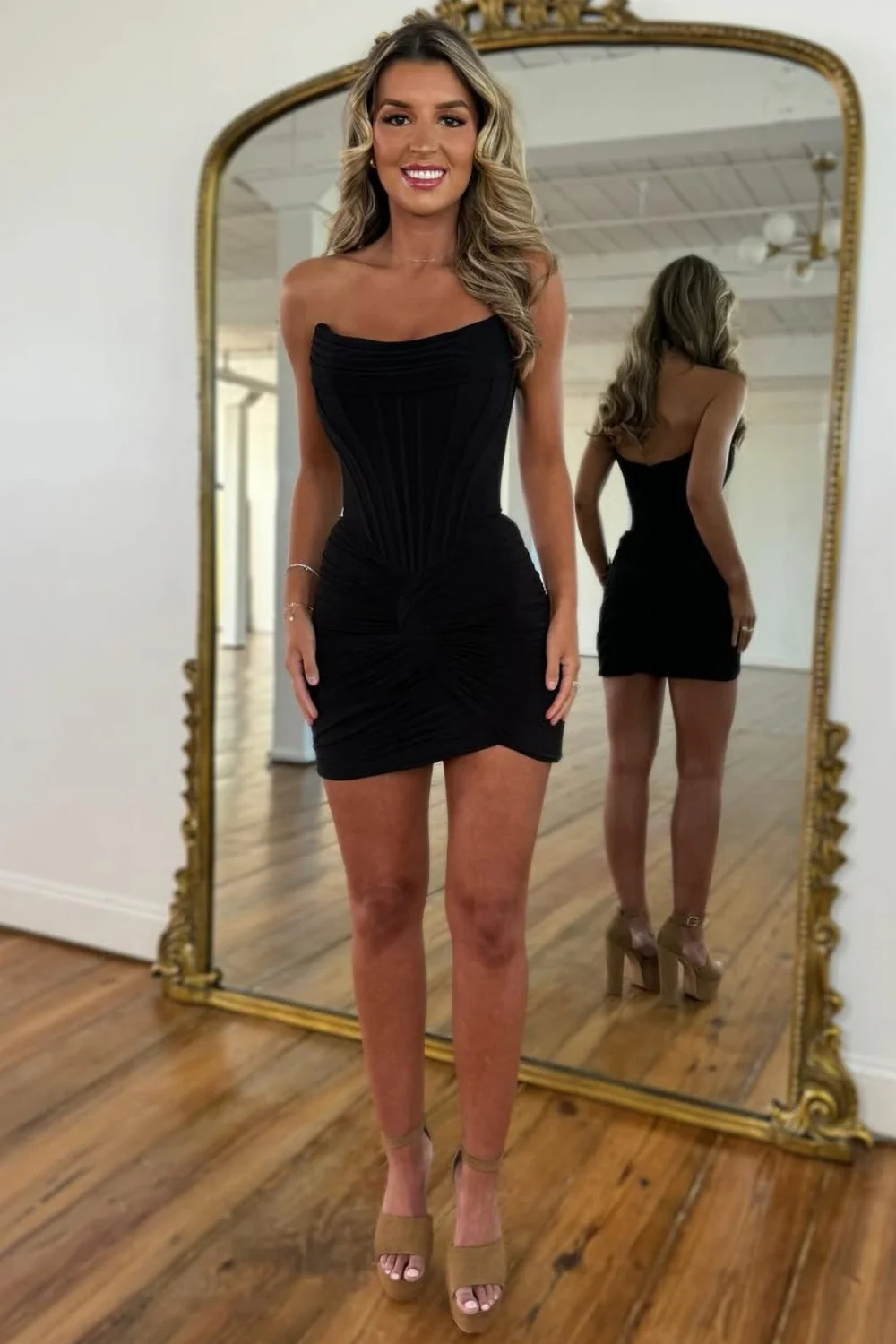 Elegant Strapless Black Ruched Bodycon Mini Homecoming Dress - Image 2