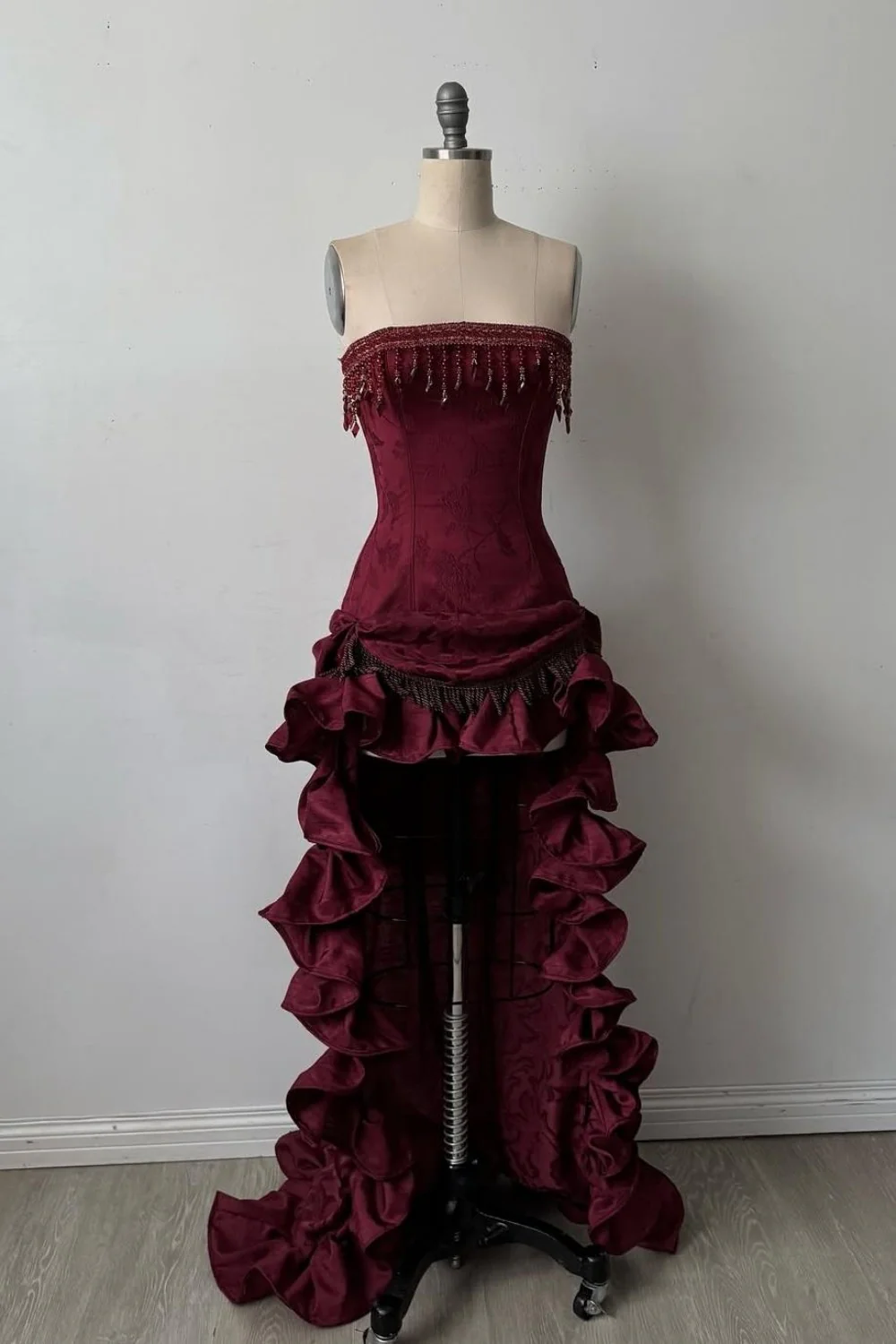 Elegant Strapless High-Low Evening Dress with Tassel Beading & Ruffles - Image 4