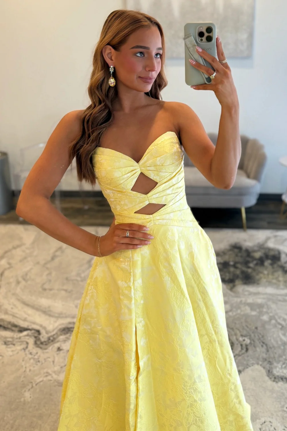 Elegant Yellow Sweetheart Jacquard Prom Dress With Front Cutout Detail - Image 2