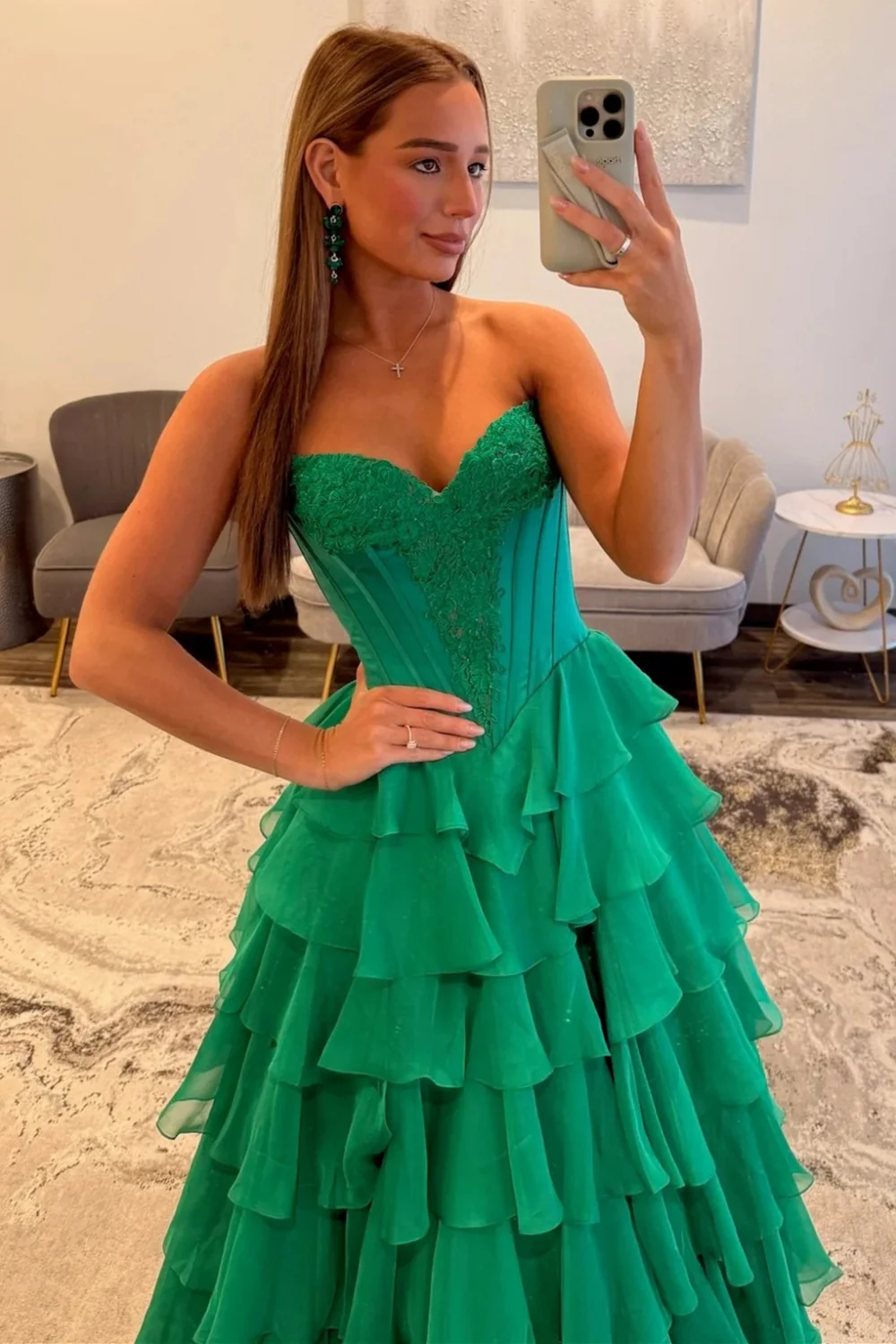 Emerald Green Sweetheart Corset Prom Dress with Tiered Ruffles and High Slit - Image 2