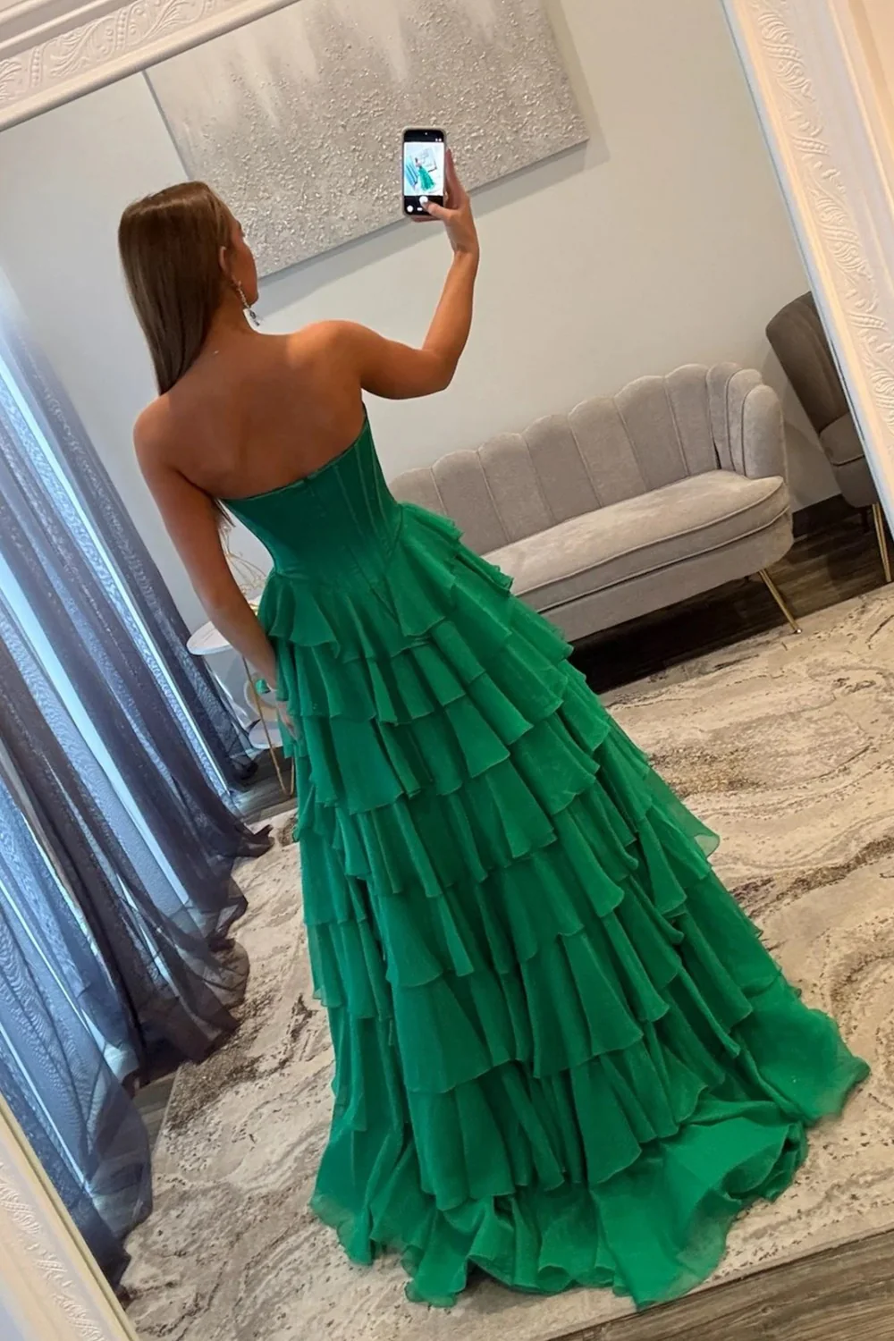 Emerald Green Sweetheart Corset Prom Dress with Tiered Ruffles and High Slit - Image 3