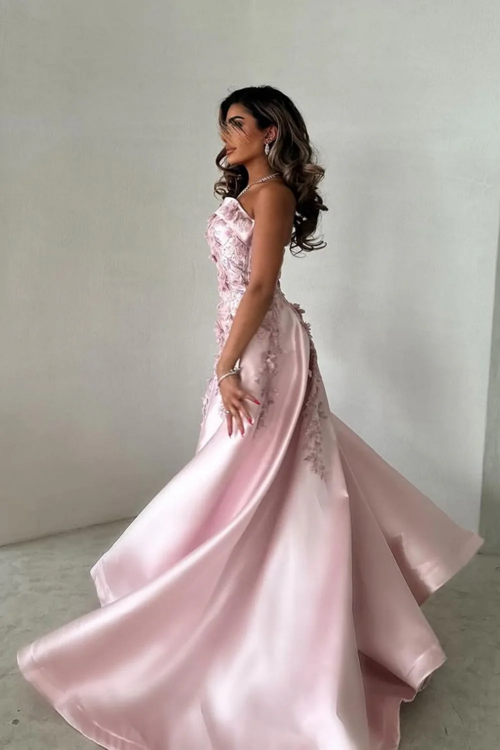 Luxurious A-Line Strapless Satin Pink Party Dress with Court Train Appliques - Image 7