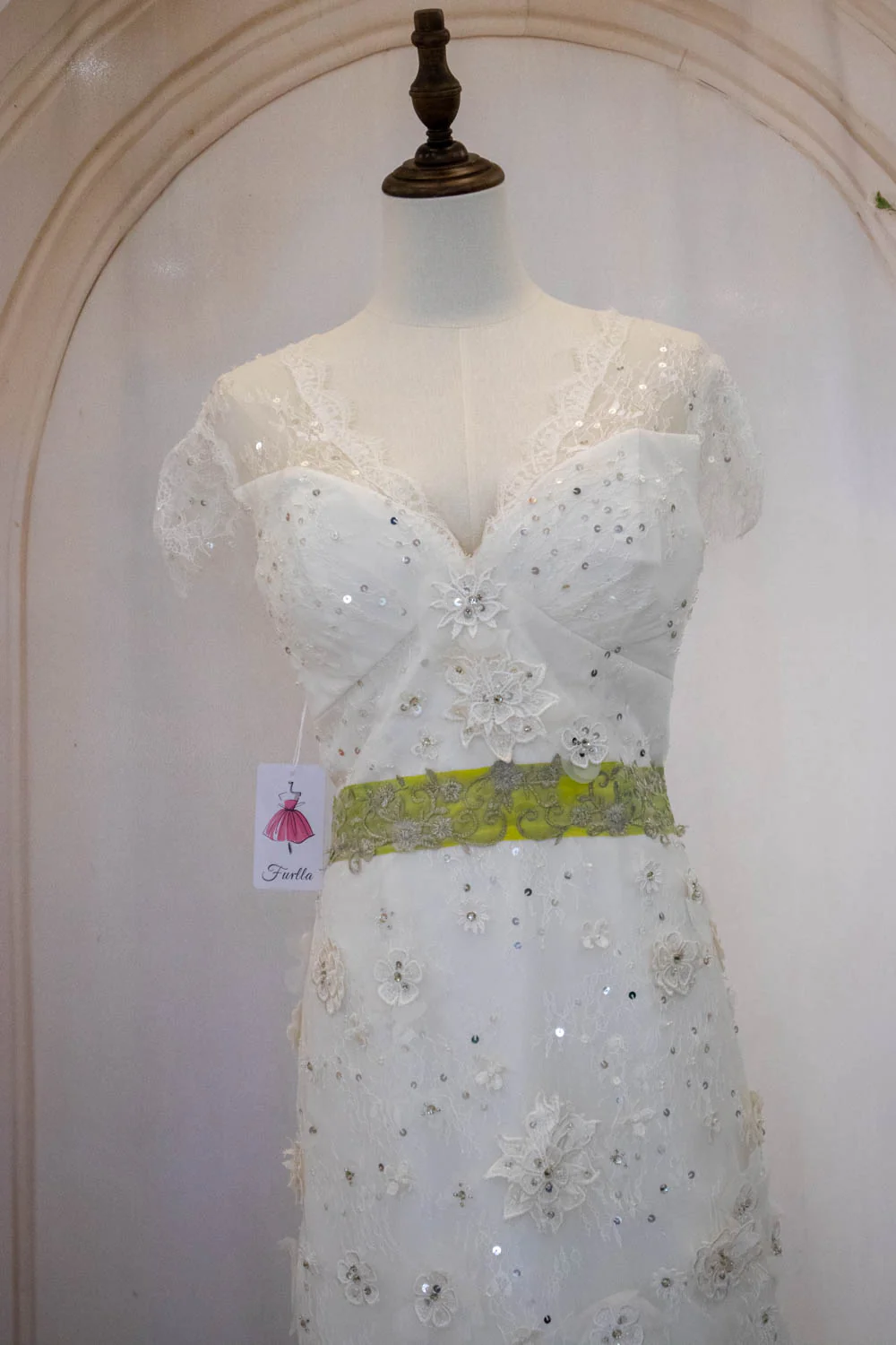 Luxurious Glitter Mermaid Keyhole Back Wedding Dress with Sequin and Belt - Image 4
