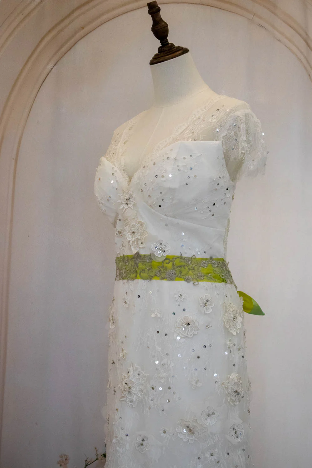 Luxurious Glitter Mermaid Keyhole Back Wedding Dress with Sequin and Belt - Image 5