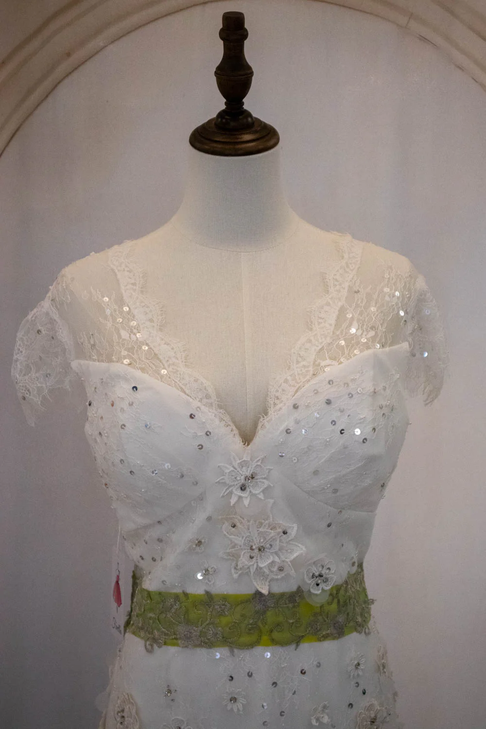 Luxurious Glitter Mermaid Keyhole Back Wedding Dress with Sequin and Belt - Image 7