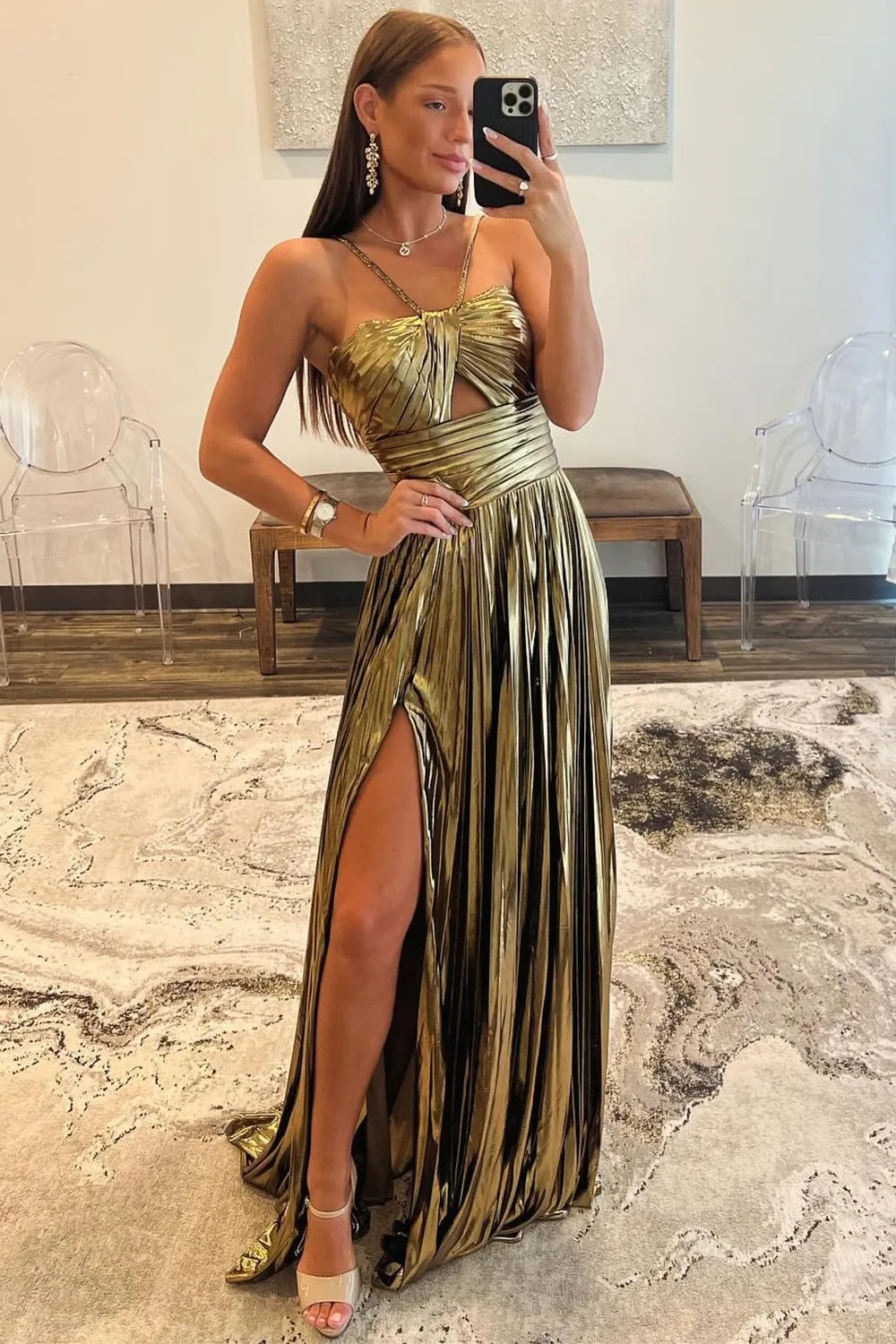 Stunning Metallic Halter Neck A-Line Prom Dress with High Leg Slit - Image 2