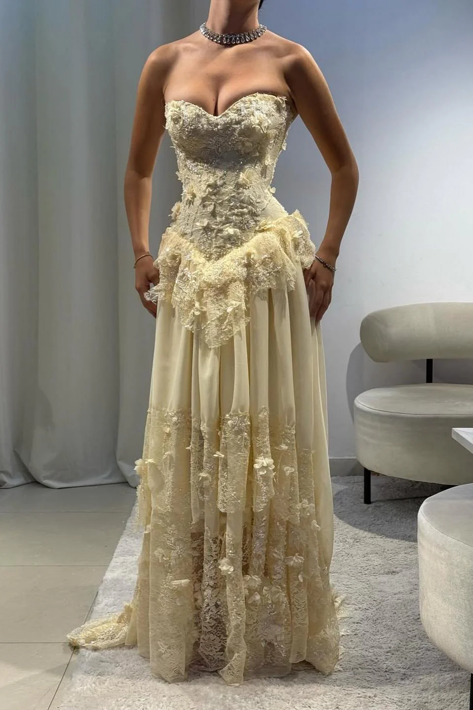 Vintage-Inspired Sweetheart Yellow Lace Prom Gown with Structured Bodice - Image 2
