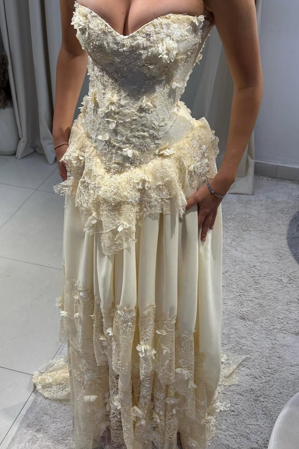 Vintage-Inspired Sweetheart Yellow Lace Prom Gown with Structured Bodice - Image 6