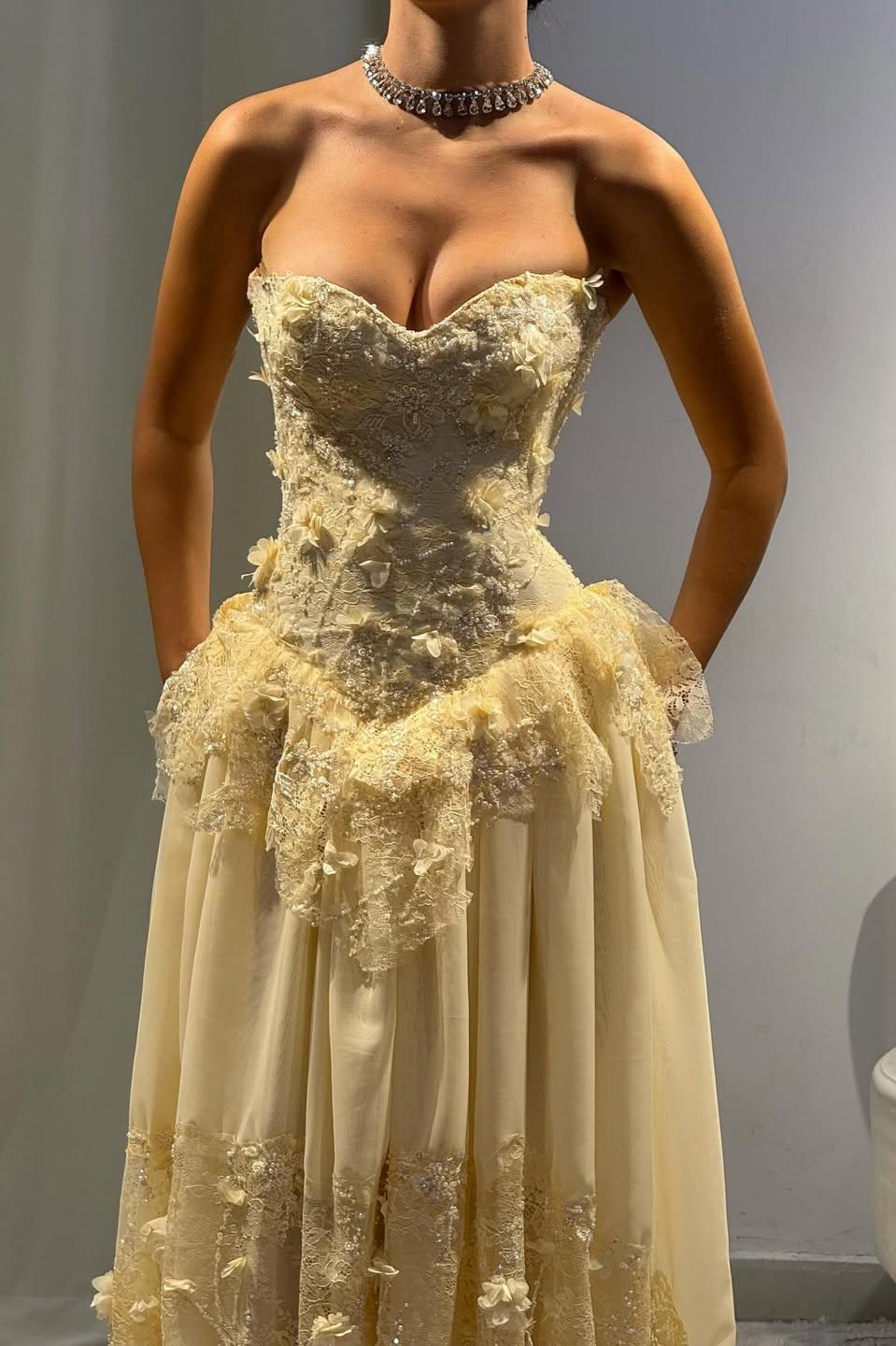 Vintage-Inspired Sweetheart Yellow Lace Prom Gown with Structured Bodice - Image 7