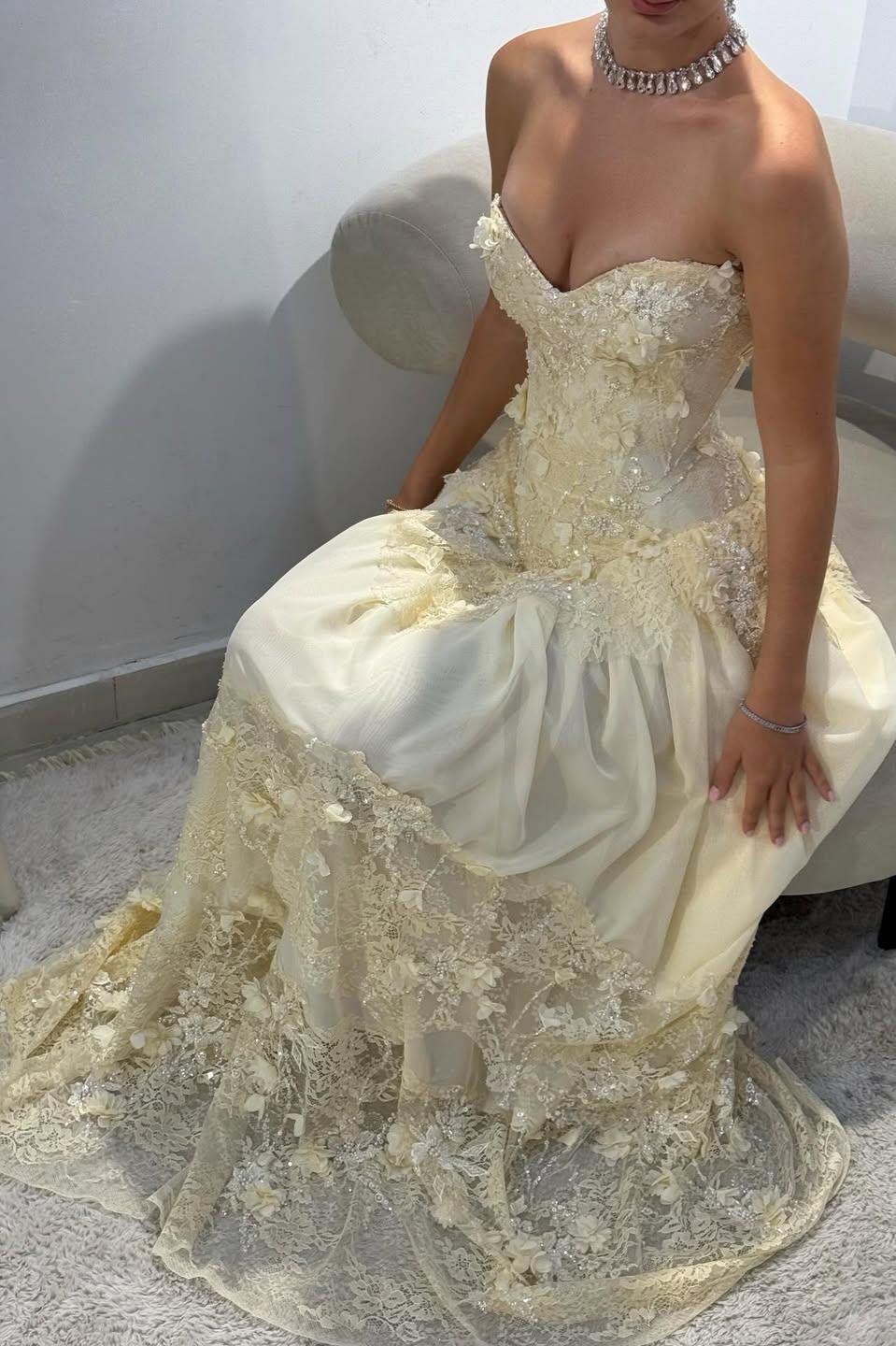Vintage-Inspired Sweetheart Yellow Lace Prom Gown with Structured Bodice - Image 9