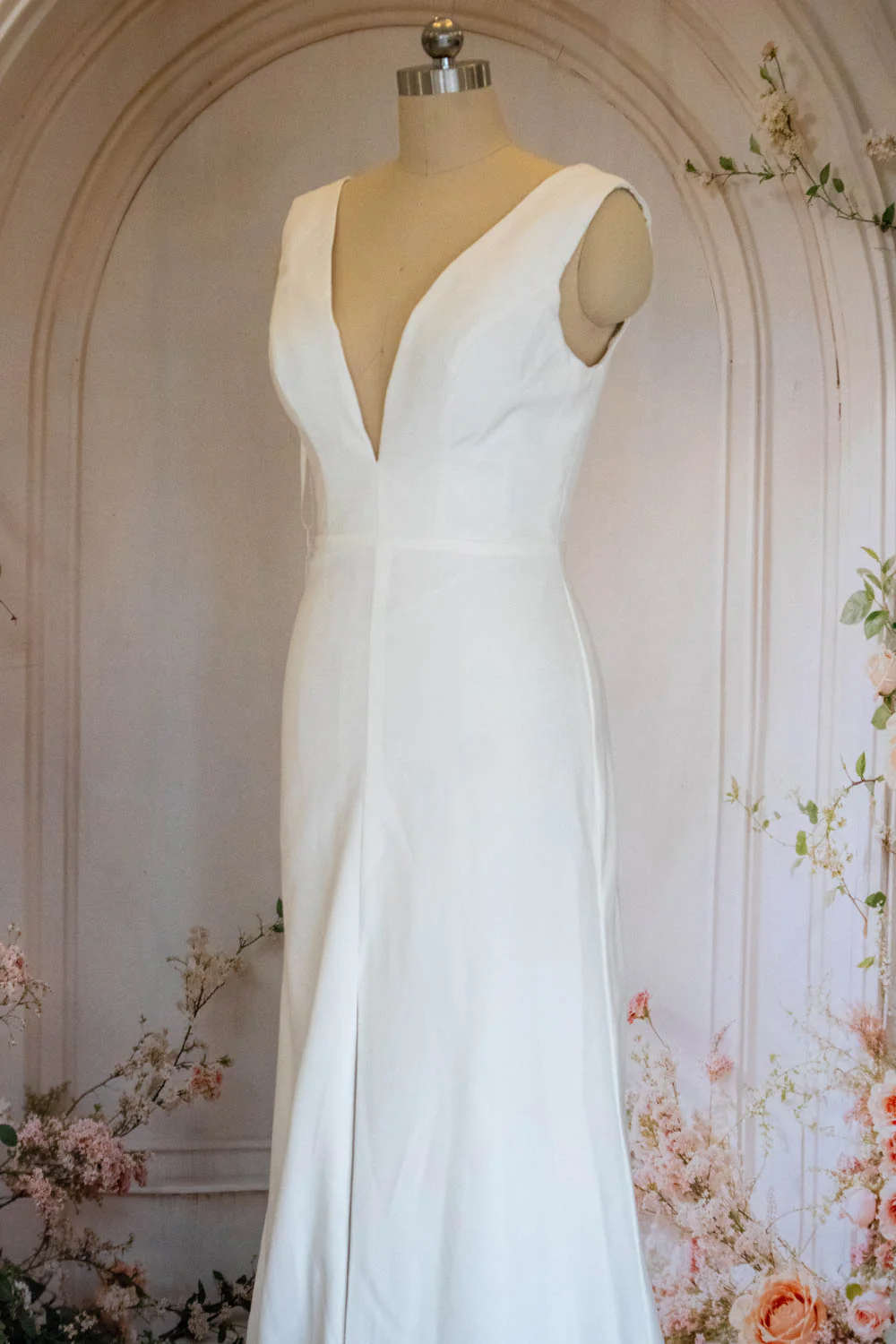White Elegant Mermaid V-Neck Sweep Train Satin Wedding Dress with Front Slit - Image 4