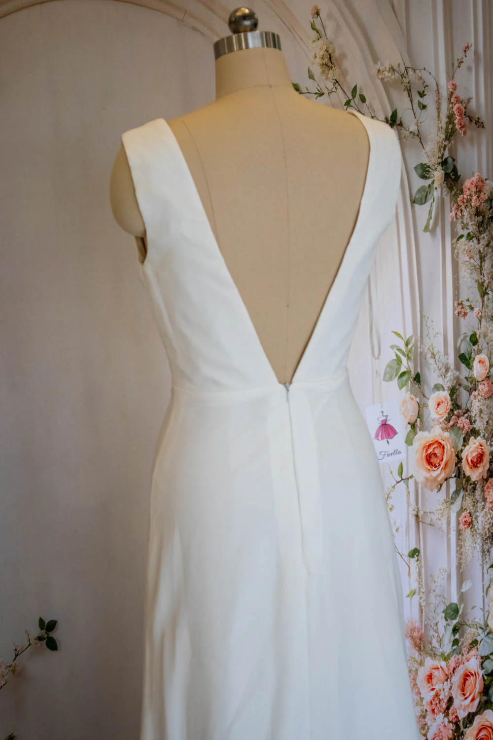 White Elegant Mermaid V-Neck Sweep Train Satin Wedding Dress with Front Slit - Image 8